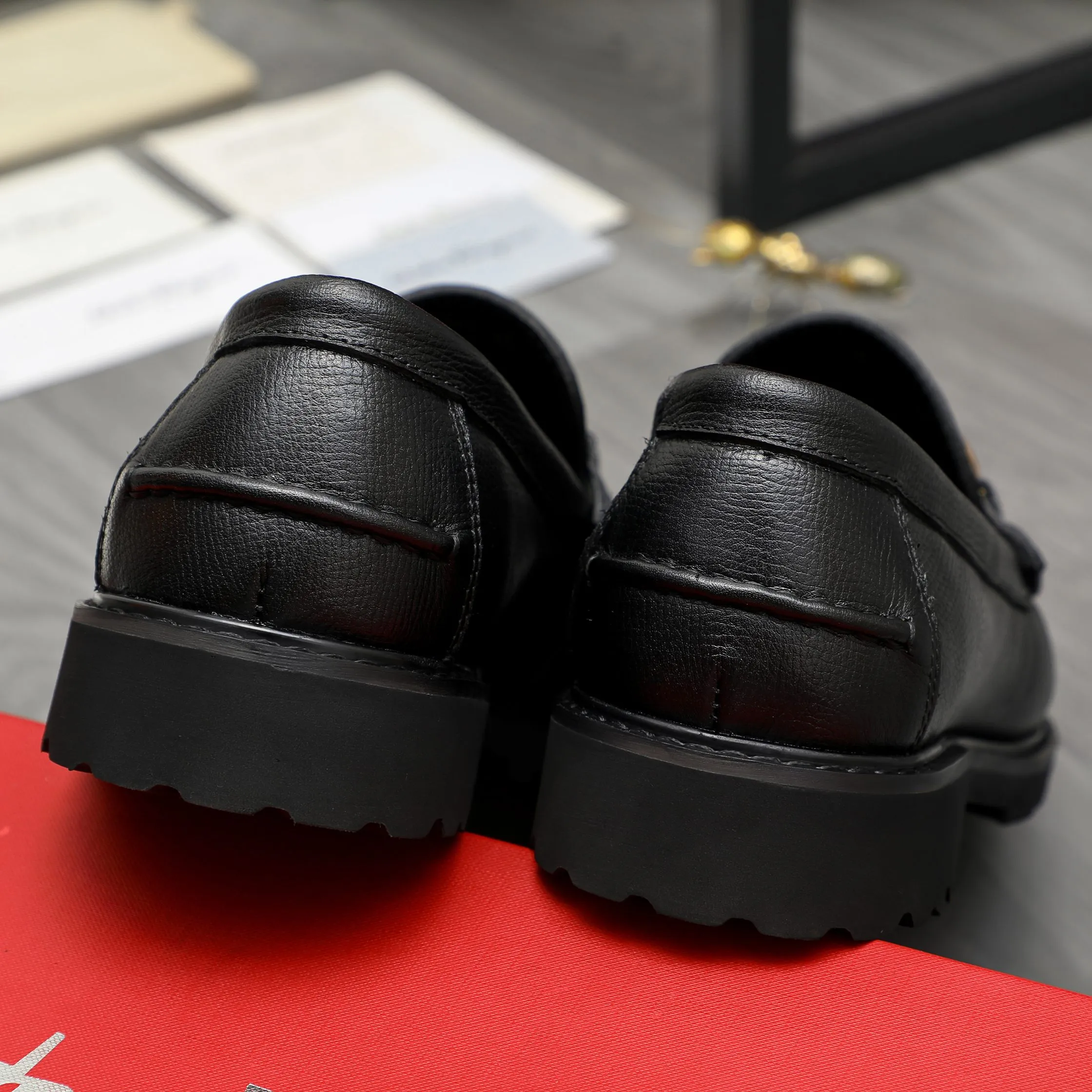 Men's shoes 💰442 Product trademark: Ferragamo "Ferragamo" business formal leather shoes Regular size: 38-46 (45.46 is custom-made and non-returnable) Product materials: Selected small pebbled cowhide upper, cowhide lining, non-slip rubber outsole